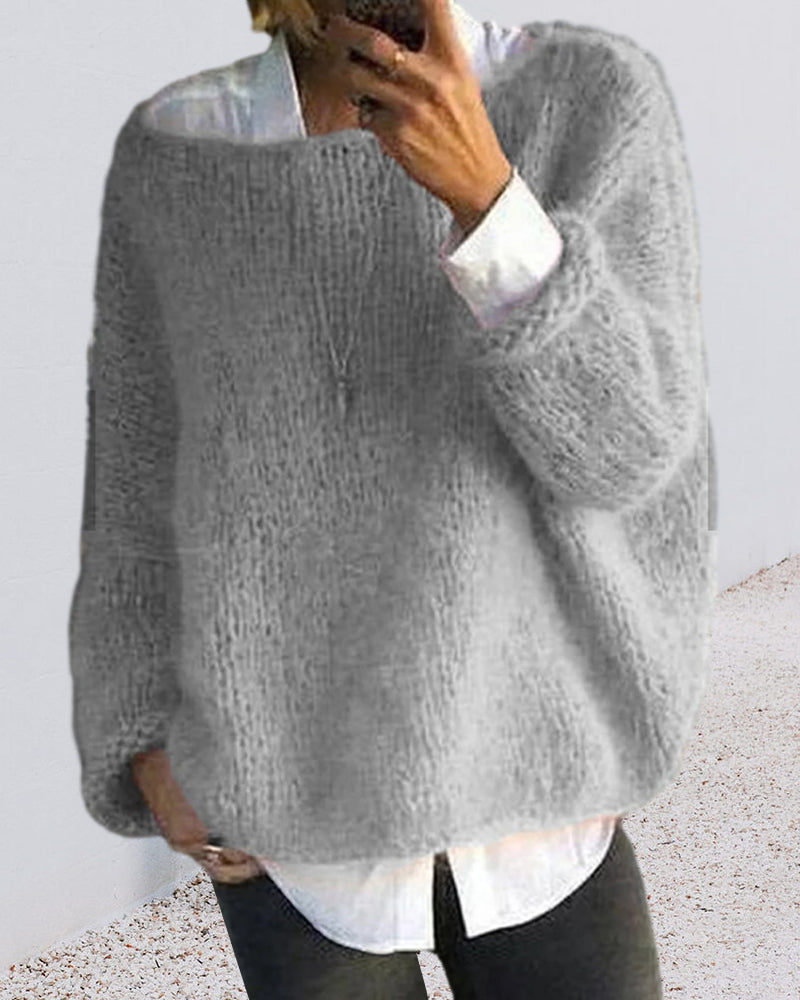 Danique Mell | Effen offshoulder pluizige trui in de kleur Grijs voor dames in stijl ideaal voor de herfst.