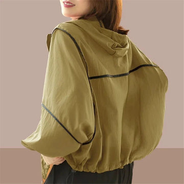 Danya | Luchtige zomer hoodie jas in de kleur Groen voor dames in Lounge stijl ideaal voor de lente.