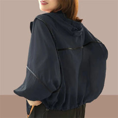 Danya | Luchtige zomer hoodie jas in de kleur Zwart voor dames in Lounge stijl ideaal voor de lente.