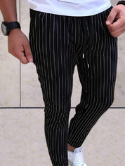 David | Gestreepte herenbroek op maat in de kleur Zwart voor heren in stijl geschikt voor alle seizoenen.