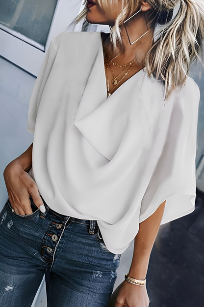 Casual zomer chiffon blouse - ervaar ultiem comfort en moeiteloze elegantie met deze blouse, perfect voor een stijlvolle look in warm weer. Gemaakt van luchtige chiffonstof voor een verkoelend effect, en voorzien van een relaxte pasvorm, lichte mouwen en vrouwelijke details zoals een V-hals. De veelzijdige stijl maakt deze blouse geschikt voor diverse gelegenheden. Maattabel beschikbaar voor S, M, L en XL.