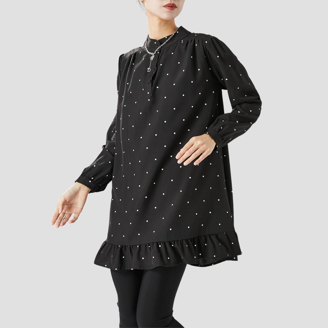Debbie | Blouse met Ruche Zoom en Stippenmotief in de kleur Zwart voor dames in stijl ideaal voor de herfst.