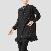 Debbie | Blouse met Ruche Zoom en Stippenmotief in de kleur Zwart voor dames in stijl ideaal voor de herfst.