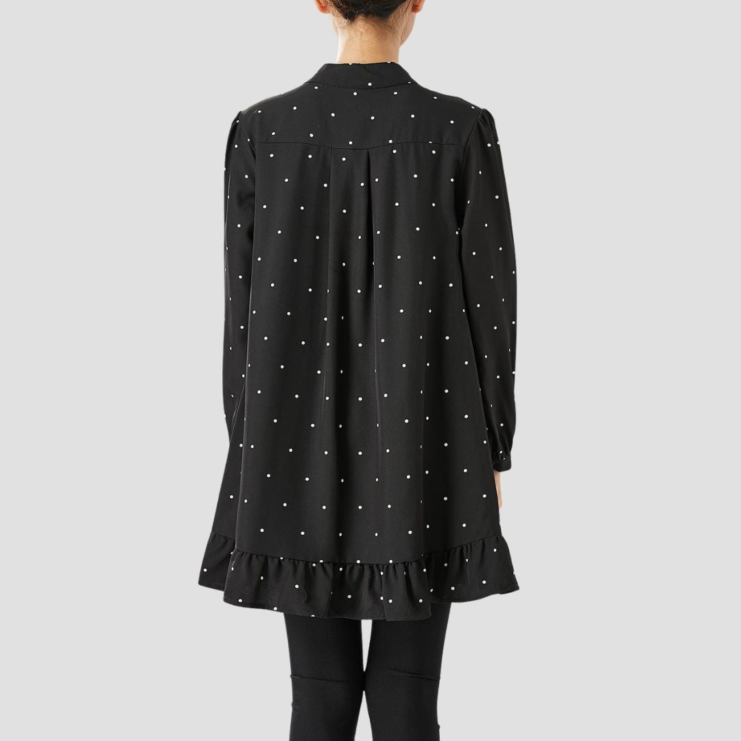 Debbie | Blouse met Ruche Zoom en Stippenmotief in de kleur Zwart voor dames in stijl ideaal voor de herfst.