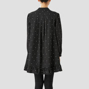 Debbie | Blouse met Ruche Zoom en Stippenmotief in de kleur Zwart voor dames in stijl ideaal voor de herfst.