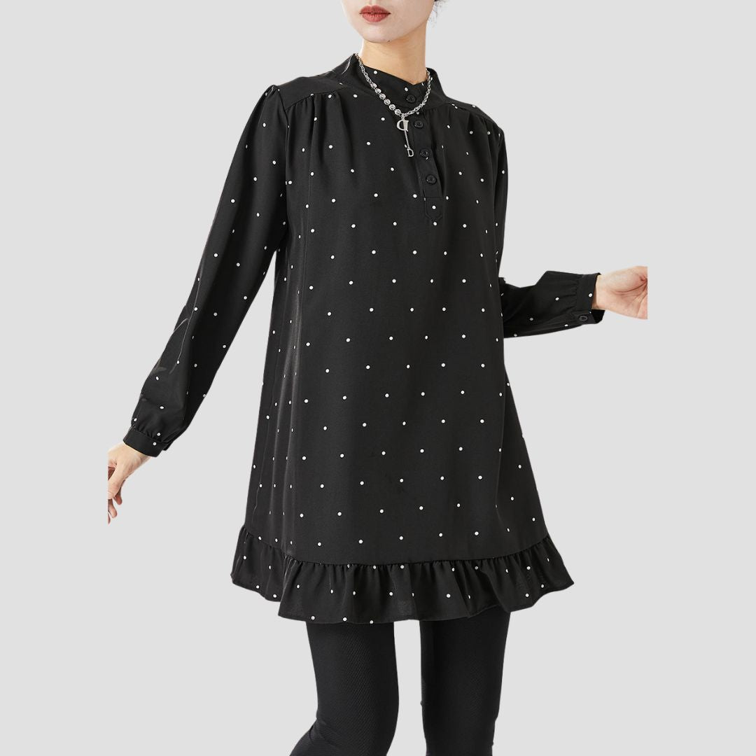 Debbie | Blouse met Ruche Zoom en Stippenmotief in de kleur Zwart voor dames in stijl ideaal voor de herfst.