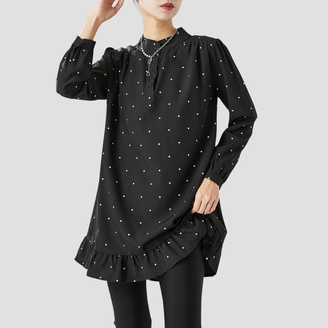 Debbie | Blouse met Ruche Zoom en Stippenmotief in de kleur Zwart voor dames in stijl ideaal voor de herfst.