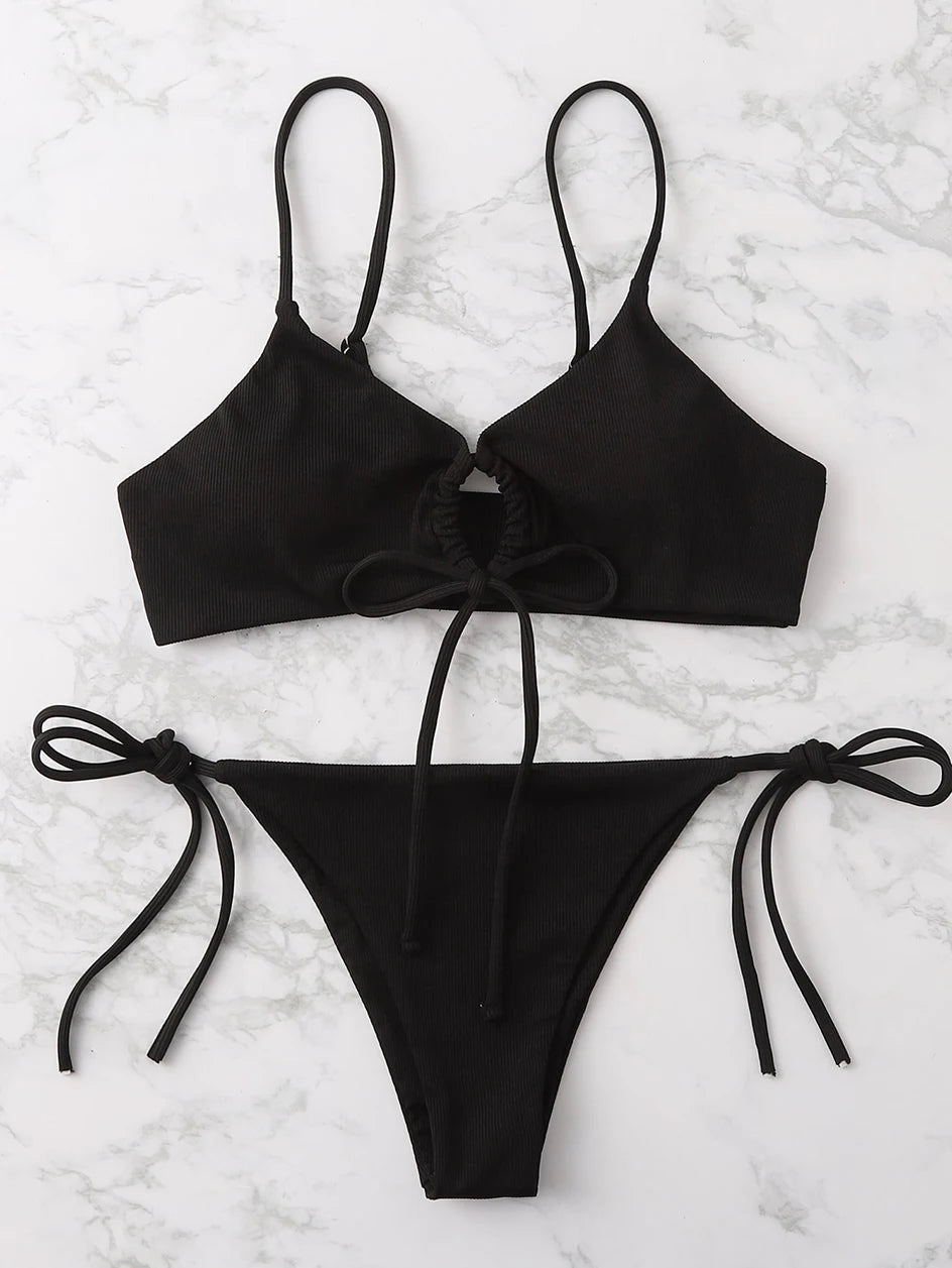 Demi bikini | Simpel & trendy in de kleur Zwart voor dames in Beach stijl ideaal voor de zomer.