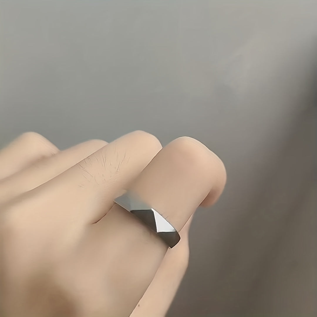 Deze titanium stalen geometrische ring is gemaakt van hoogwaardig roestvrij staal, wat zorgt voor duurzaamheid en een stoere uitstraling. Het unieke geometrische rhombusontwerp voegt een eigentijdse flair toe, waardoor het een ideale keuze is voor zowel mannen als vrouwen. Voeg een vleugje punk en elegantie toe aan je sieradencollectie met deze veelzijdige en modieuze ring.