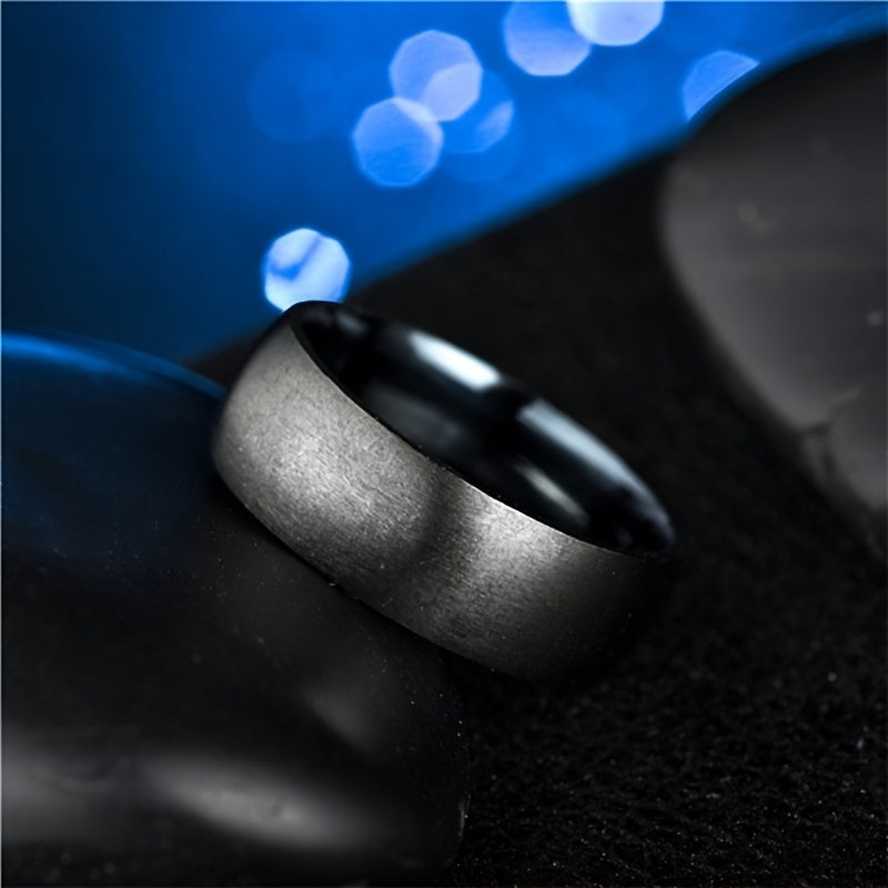 Herenring, met een matte zwarte afwerking voor een stijlvolle uitstraling. Gemaakt van roestvrij staal voor duurzaamheid en ontworpen als een perfect geschenk voor mannen. Deze ring voegt een vleugje elegantie toe aan elke outfit.