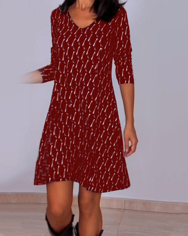 Diamond print v-hals jurk in de kleur Zwart voor dames in stijl ideaal voor de herfst.