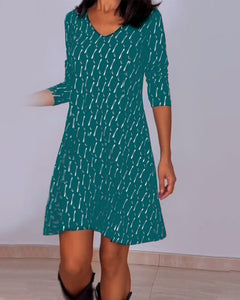 Diamond print v-hals jurk in de kleur Zwart voor dames in stijl ideaal voor de herfst.