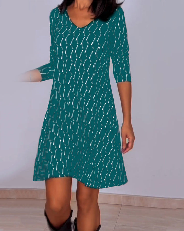 Diamond print v-hals jurk in de kleur Zwart voor dames in stijl ideaal voor de herfst.