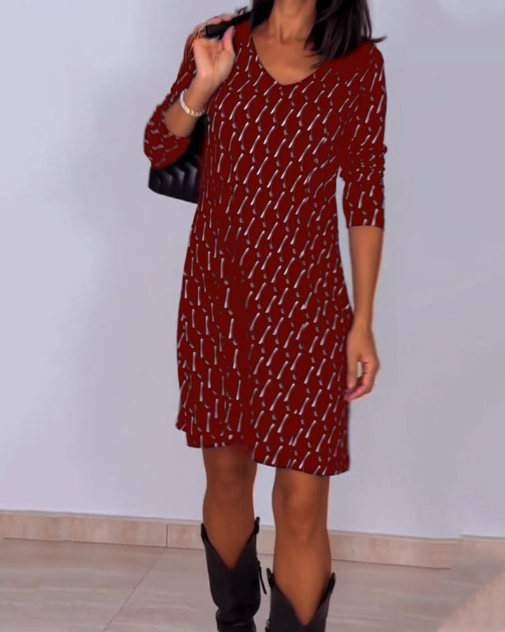 Diamond print v-hals jurk in de kleur Rood voor dames in stijl ideaal voor de herfst.