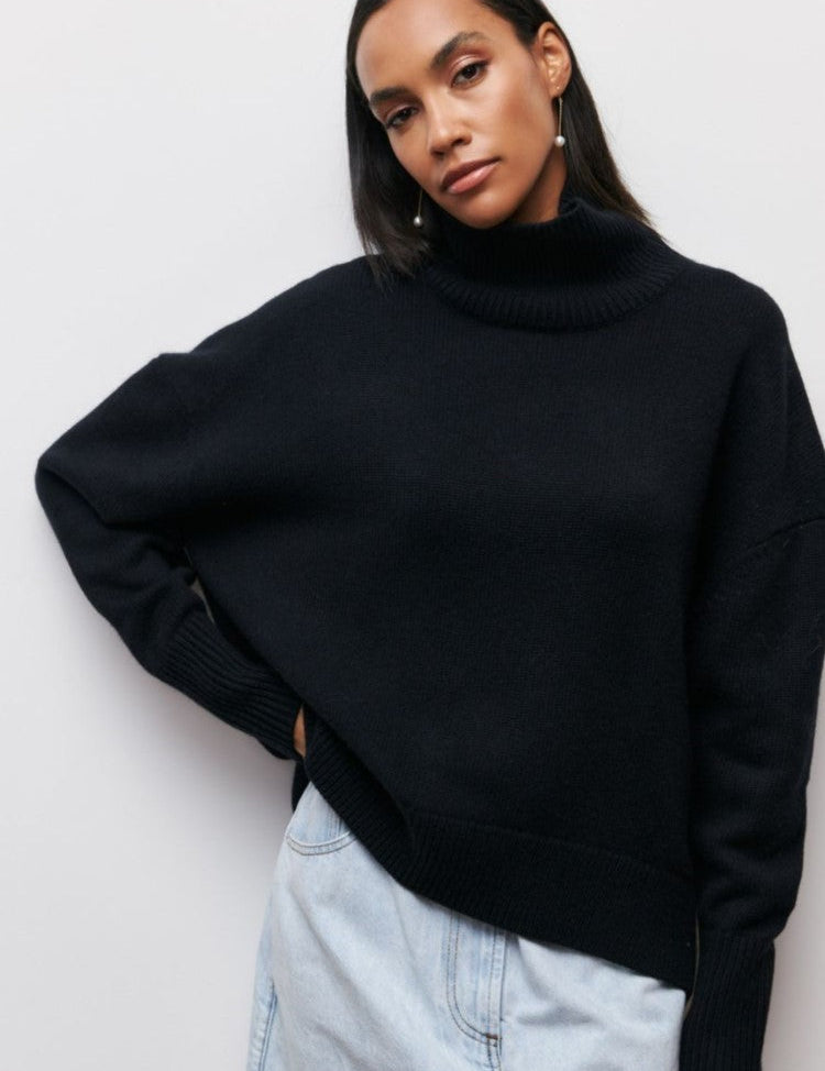 Dikke Coltrui met split in de kleur Zwart voor dames in stijl ideaal voor de herfst.