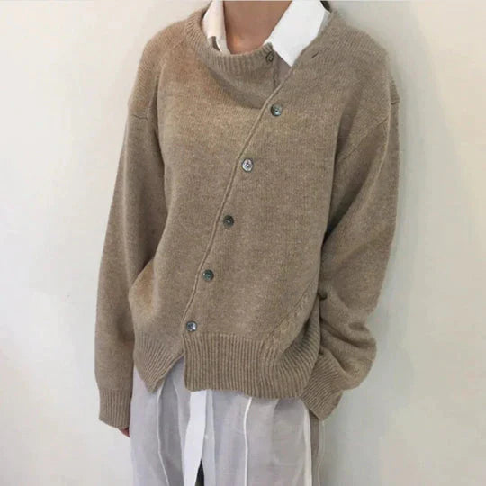 DINA | Luxe trui met knopen in de kleur Bruin voor dames in stijl ideaal voor de herfst.
