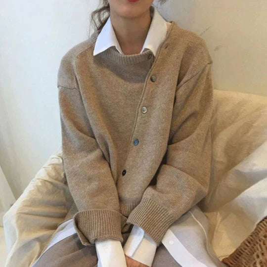 DINA | Luxe trui met knopen in de kleur Bruin voor dames in stijl ideaal voor de herfst.