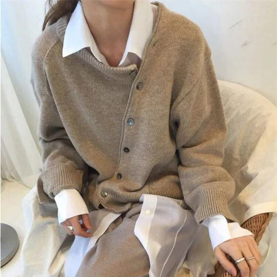 DINA | Luxe trui met knopen in de kleur Bruin voor dames in stijl ideaal voor de herfst.