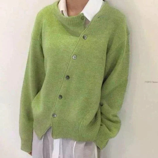 DINA | Luxe trui met knopen in de kleur Groen voor dames in stijl ideaal voor de herfst.