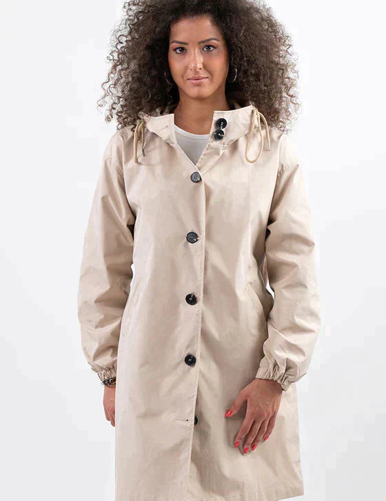 Dry | Waterdichte regenjas met knopen en capuchon in de kleur Beige voor dames in Outdoor stijl ideaal voor de herfst.