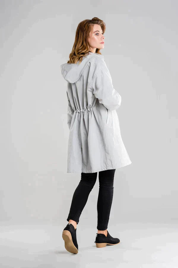 Dry | Waterdichte regenjas met knopen en capuchon in de kleur Beige voor dames in Outdoor stijl ideaal voor de herfst.