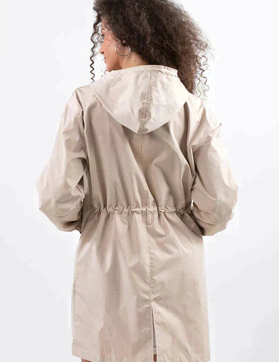 Dry | Waterdichte regenjas met knopen en capuchon in de kleur Beige voor dames in Outdoor stijl ideaal voor de herfst.