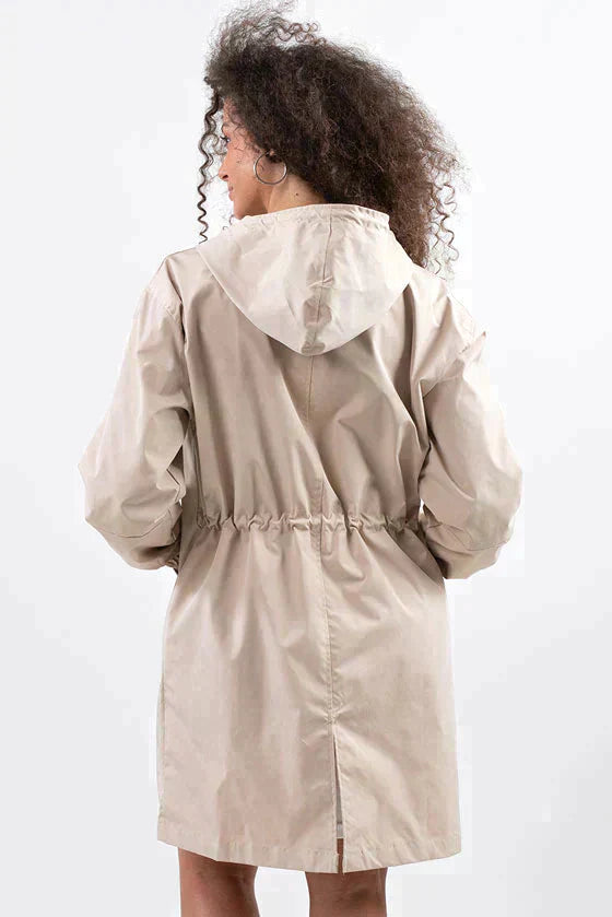 Dry | Waterdichte regenjas met knopen en capuchon in de kleur Beige voor dames in Outdoor stijl ideaal voor de herfst.