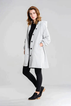 Dry | Waterdichte regenjas met knopen en capuchon in de kleur Grijs voor dames in Outdoor stijl ideaal voor de herfst.