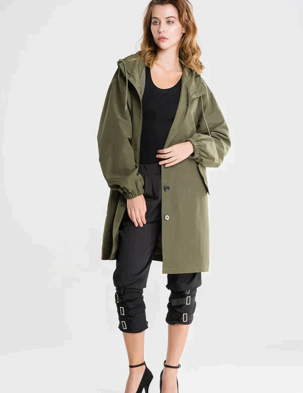 Dry | Waterdichte regenjas met knopen en capuchon in de kleur Legergroen voor dames in Outdoor stijl ideaal voor de herfst.