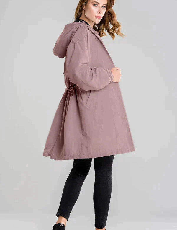 Dry | Waterdichte regenjas met knopen en capuchon in de kleur Lichtroze voor dames in Outdoor stijl ideaal voor de herfst.