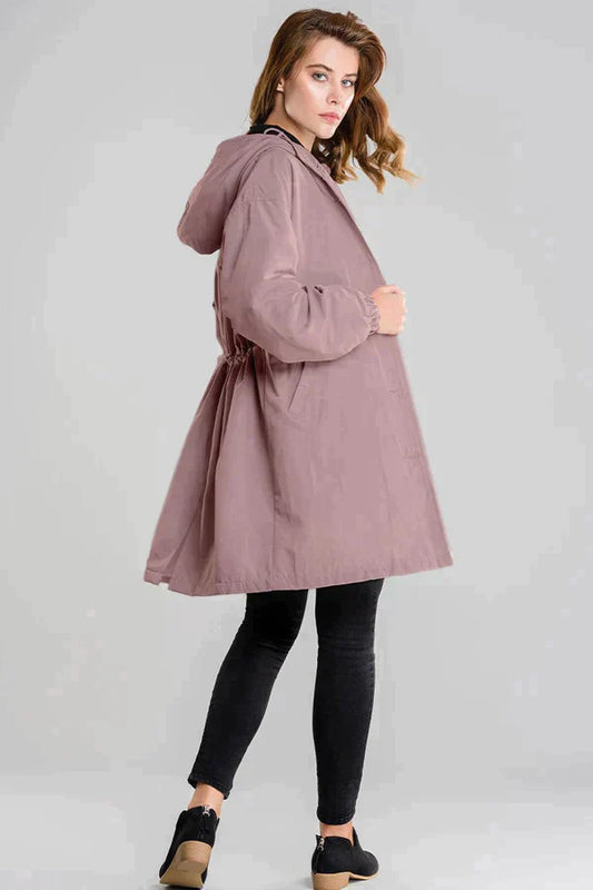 Dry | Waterdichte regenjas met knopen en capuchon in de kleur Lichtroze voor dames in Outdoor stijl ideaal voor de herfst.