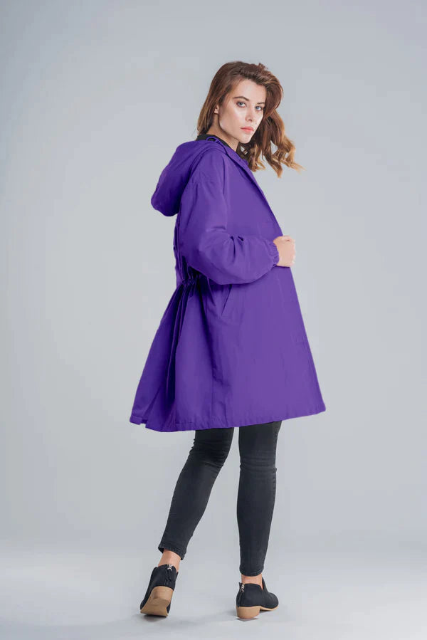 Dry | Waterdichte regenjas met knopen en capuchon in de kleur Paars voor dames in Outdoor stijl ideaal voor de herfst.