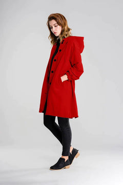 Dry | Waterdichte regenjas met knopen en capuchon in de kleur Rood voor dames in Outdoor stijl ideaal voor de herfst.