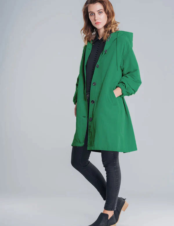 Dry | Waterdichte regenjas met knopen en capuchon in de kleur Smaragdgroen voor dames in Outdoor stijl ideaal voor de herfst.