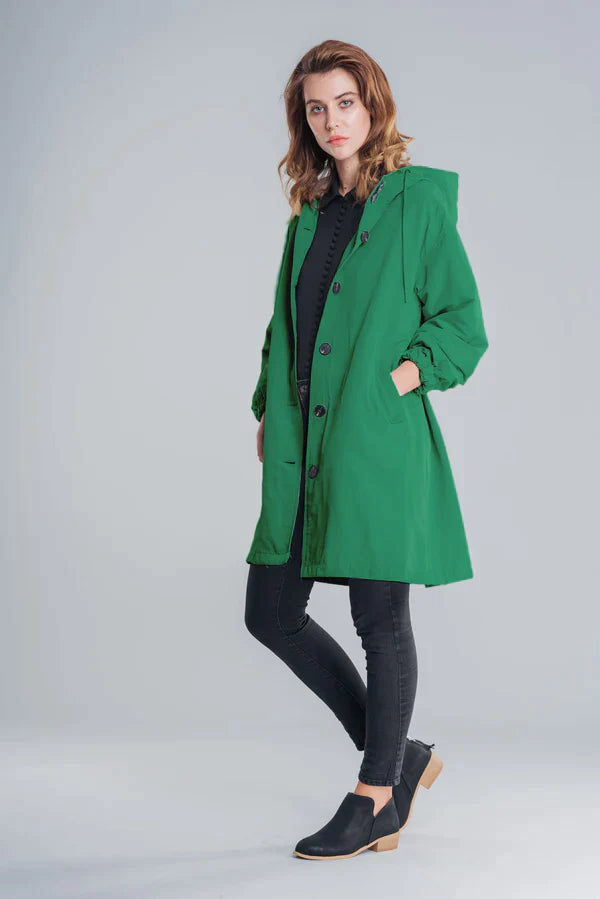 Dry | Waterdichte regenjas met knopen en capuchon in de kleur Smaragdgroen voor dames in Outdoor stijl ideaal voor de herfst.