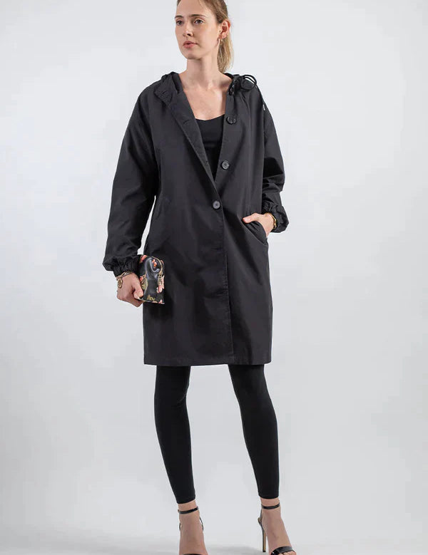 Dry | Waterdichte regenjas met knopen en capuchon in de kleur Zwart voor dames in Outdoor stijl ideaal voor de herfst.