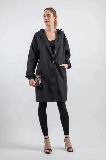 Dry | Waterdichte regenjas met knopen en capuchon in de kleur Zwart voor dames in Outdoor stijl ideaal voor de herfst.