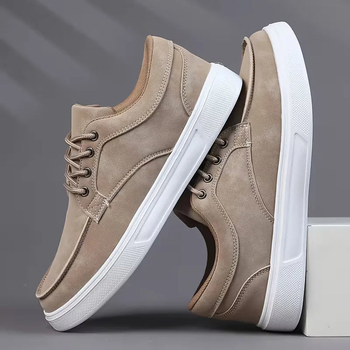 Lage sneakers met lace-up sluiting