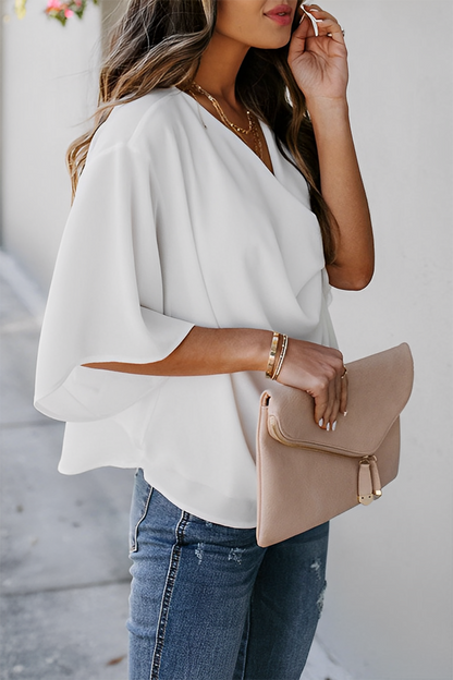 Casual zomer chiffon blouse - ervaar ultiem comfort en moeiteloze elegantie met deze blouse, perfect voor een stijlvolle look in warm weer. Gemaakt van luchtige chiffonstof voor een verkoelend effect, en voorzien van een relaxte pasvorm, lichte mouwen en vrouwelijke details zoals een V-hals. De veelzijdige stijl maakt deze blouse geschikt voor diverse gelegenheden. Maattabel beschikbaar voor S, M, L en XL.