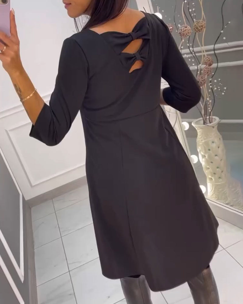 Effen jurk met strikjes aan de achterkant in de kleur Zwart voor dames in stijl ideaal voor de herfst.