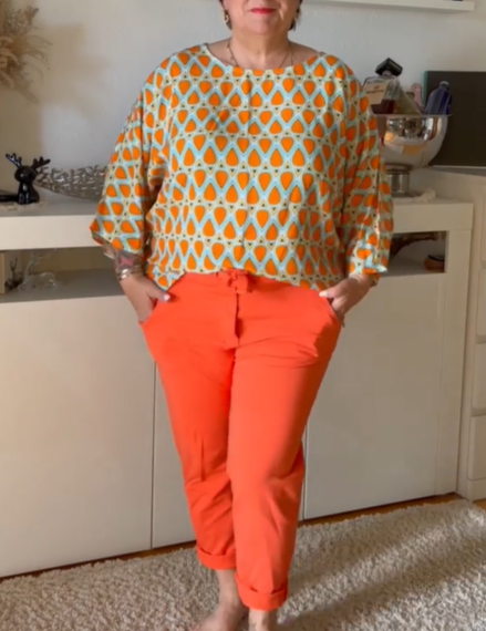 Elegant kleurvol herfstblousje in de kleur Oranje voor dames in stijl ideaal voor de herfst.
