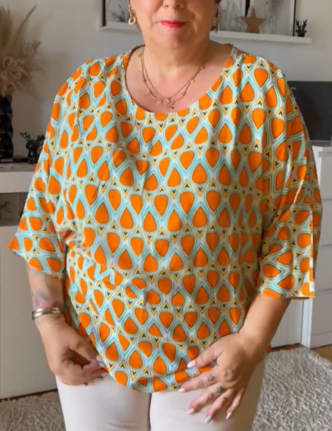 Elegant kleurvol herfstblousje in de kleur Oranje voor dames in stijl ideaal voor de herfst.