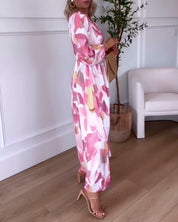 Elegante bedrukte maxi jurk met lange mouwen en V-hals in de kleur Roze voor dames in stijl ideaal voor de herfst.