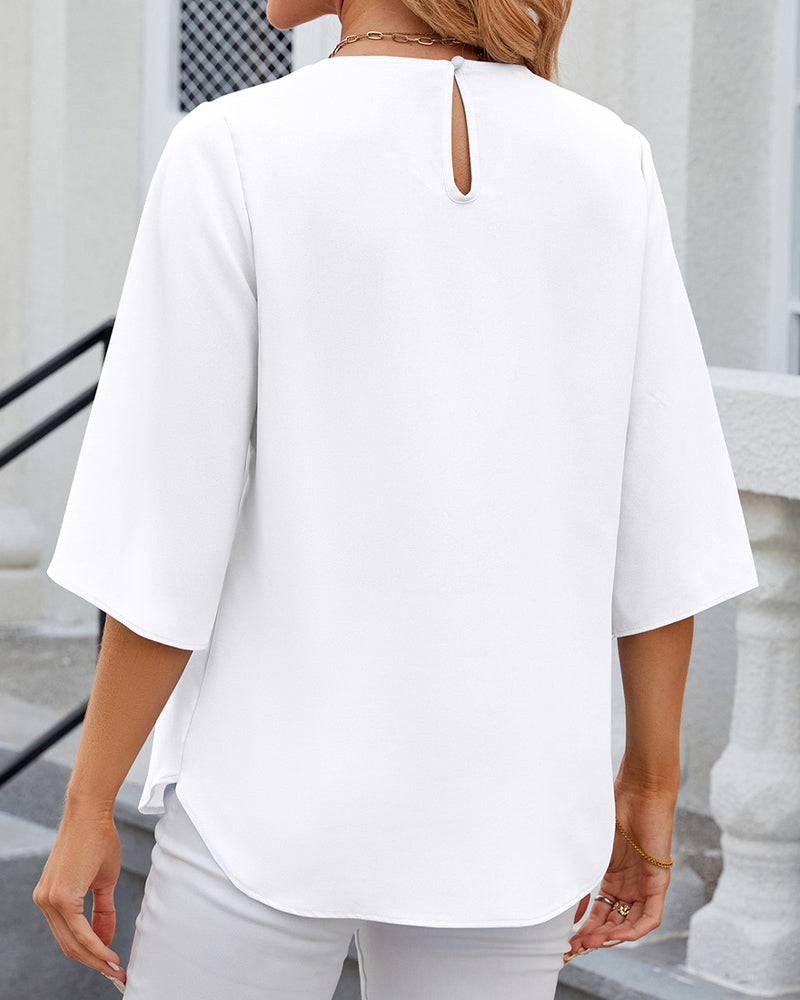 Elegante gekleurde blouse met halve mouwen in de kleur Hemelsblauw voor dames in stijl ideaal voor de herfst.