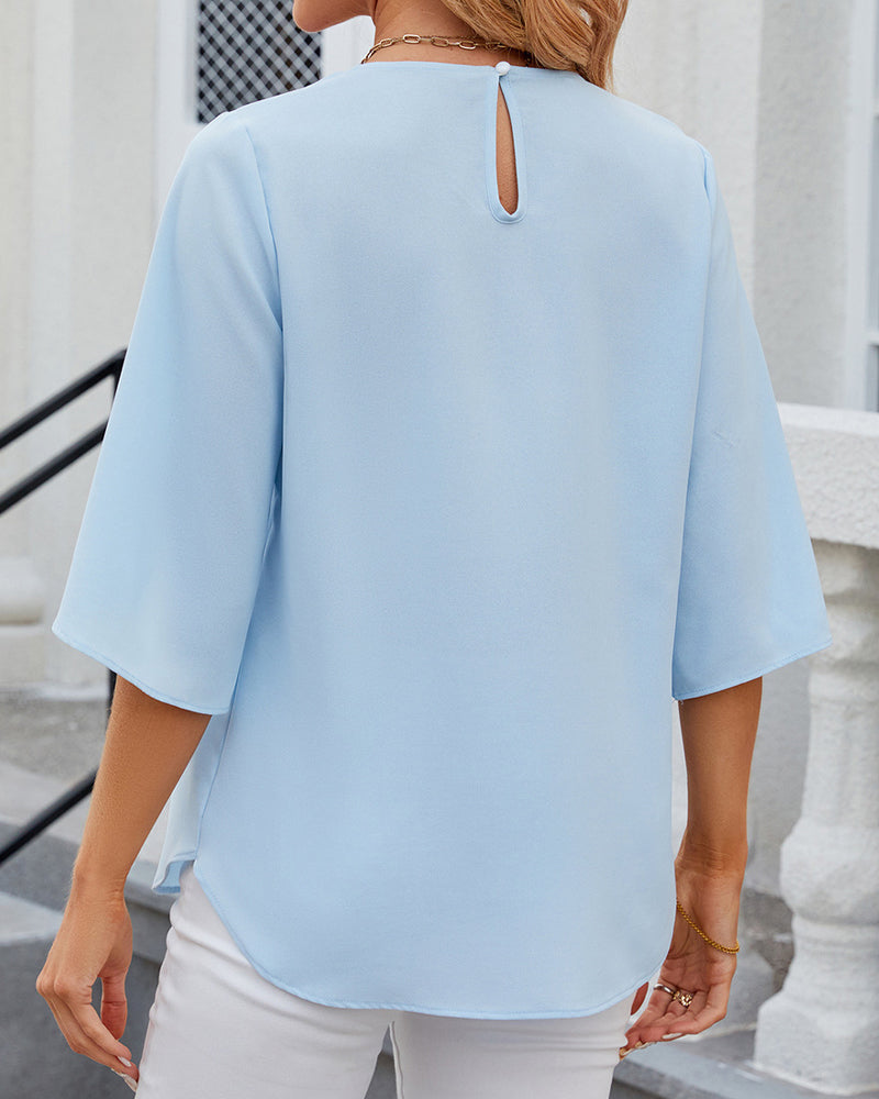 Elegante gekleurde blouse met halve mouwen in de kleur Hemelsblauw voor dames in stijl ideaal voor de herfst.