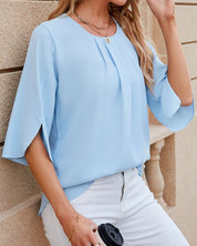 Elegante gekleurde blouse met halve mouwen in de kleur Hemelsblauw voor dames in stijl ideaal voor de herfst.