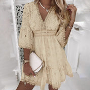Elegante jurk met V-hals in de kleur Beige voor dames in stijl ideaal voor de lente.