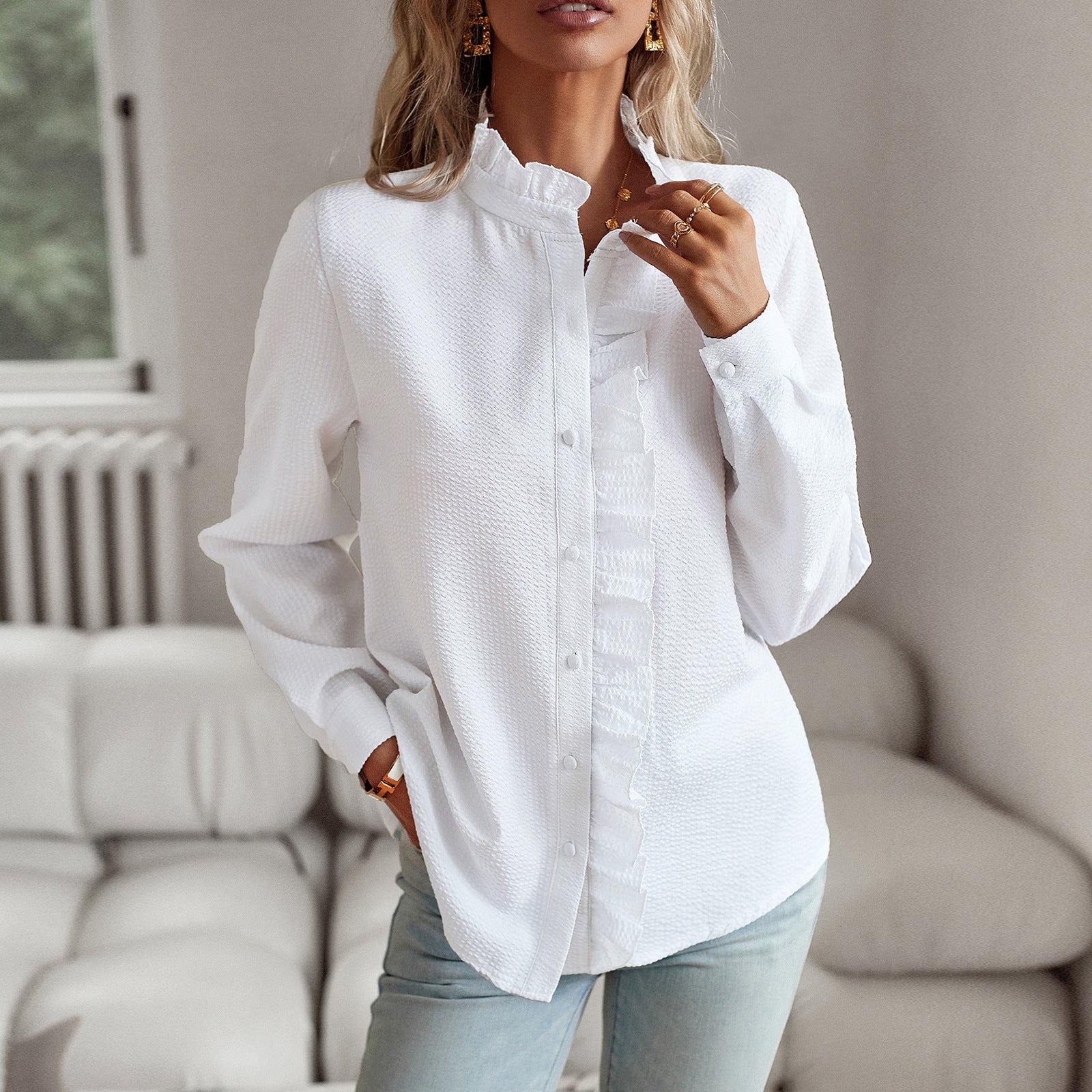 Elegante ruche longsleeve blouse in de kleur Wit voor dames in stijl ideaal voor de herfst.