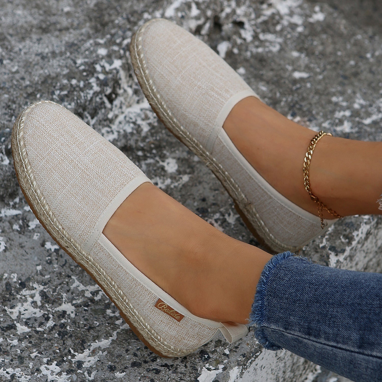 Elena | Platte canvas espadrilles met contrasterende panelen in de kleur Bruin voor dames in Beach stijl ideaal voor de zomer.