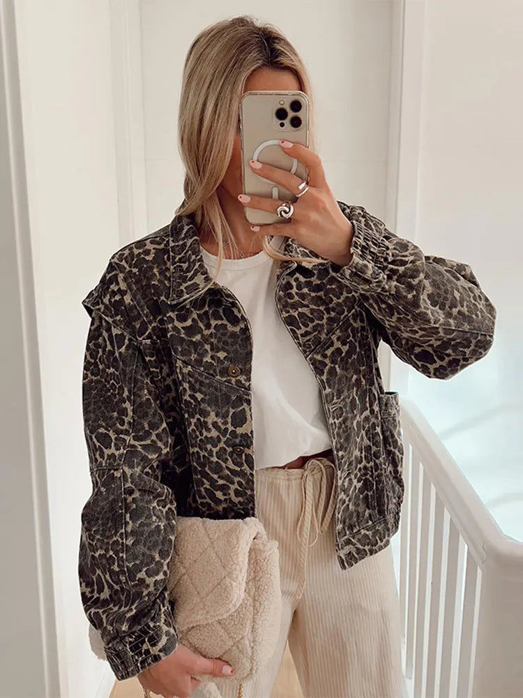 Casual korte jas met trendy luipaardprint. Voeg moeiteloos flair toe aan je dagelijkse outfits met deze opvallende jas. Perfect te combineren voor zowel een trendy als chique look, geschikt voor diverse gelegenheden. Maattabel beschikbaar voor borst, lengte en mouwen.